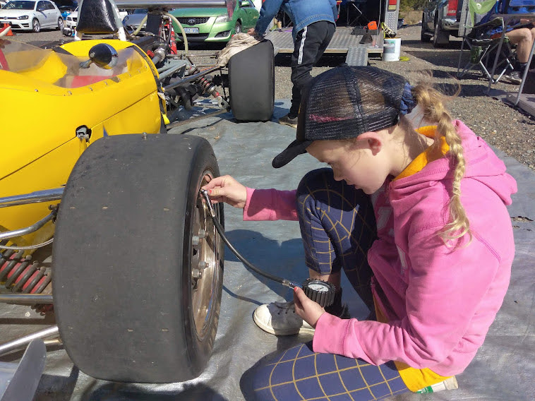 Pitcrew Duties - Tyre Pressure2